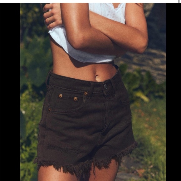 Zara Pants - Sumer 🌺 NWT ZARA HIGH 
DENIN SHORTS SIZE 
EUR 34 (2)
EUR 38(6)